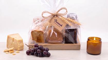 Cesta Luxo da Baianah com pãezinhos, cocada e bolo