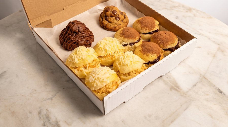 Caixa Família: oito pãezinhos delícia e dois Cookies de Mainha na caixa
