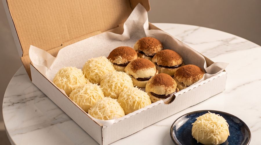 Caixa Experimente da Baianah com doze pãezinhos delícia