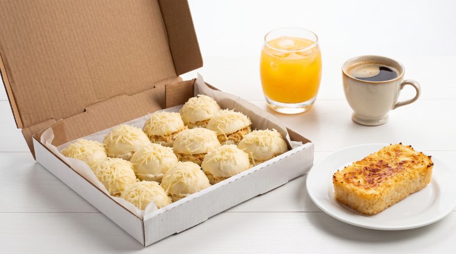 Caixa com pãezinhos e cocada cremosa para o café da tarde