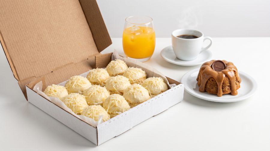 Caixa de presente com pãezinhos e mini bolo Gabriela