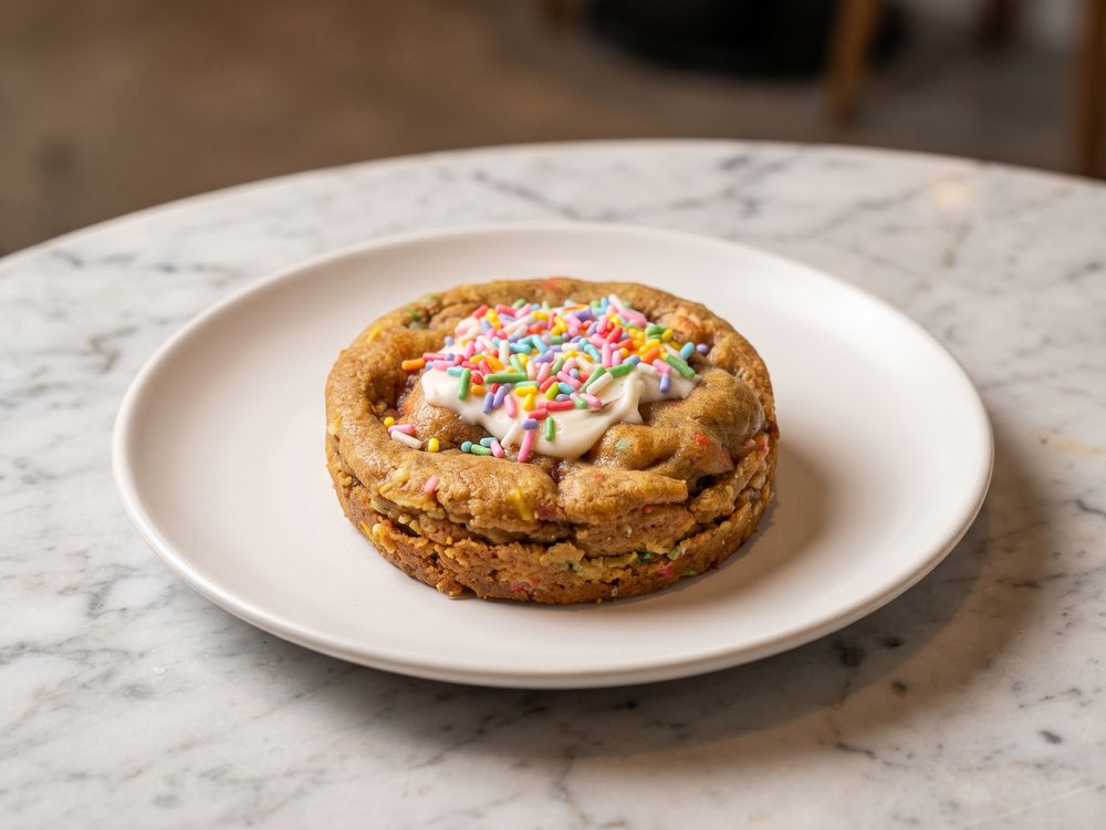 Cookie de Mainha Arerê, massa dourada coberta de granulado colorido