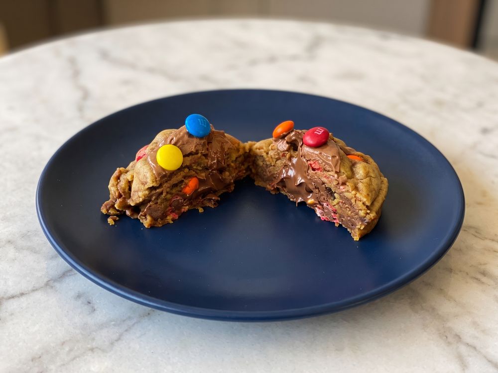 Cookie de Mainha M&M cortado ao meio, com recheio de Nutella e M&M