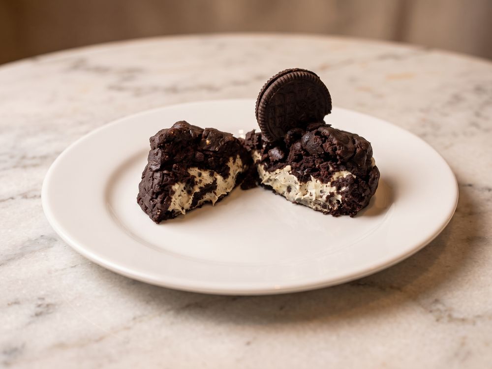 Cookie de Mainha Negresco cortado ao meio, com recheio de creme de Oreo