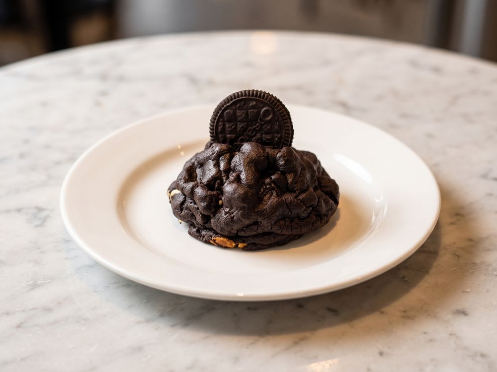 Cookie de Mainha Negresco, massa de chocolate com um Oreo inteiro por cima