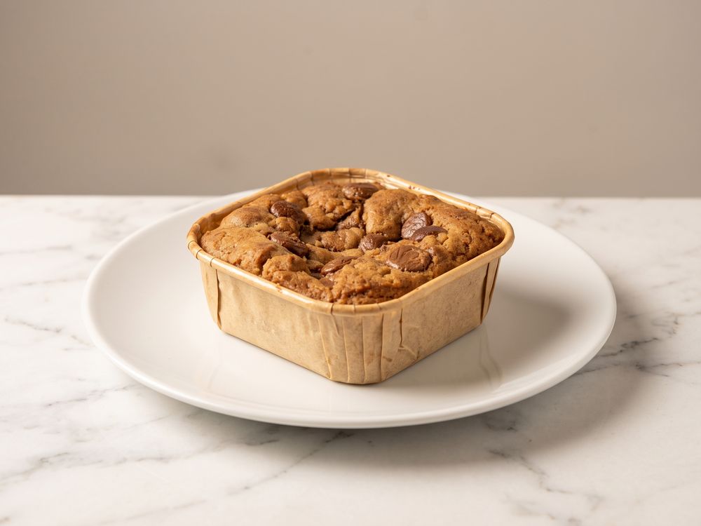 Tortinha de Cookie de Mainha na forminha, com a massa dourada e pedaços de chocolate